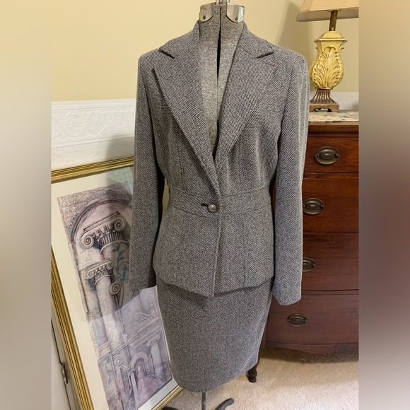 Tailor B. Moss Dresses & Skirts - Tailor B. Moss Size 8  2 Piece Jacket And Pencil Skirt  Suit Set Gray/Black